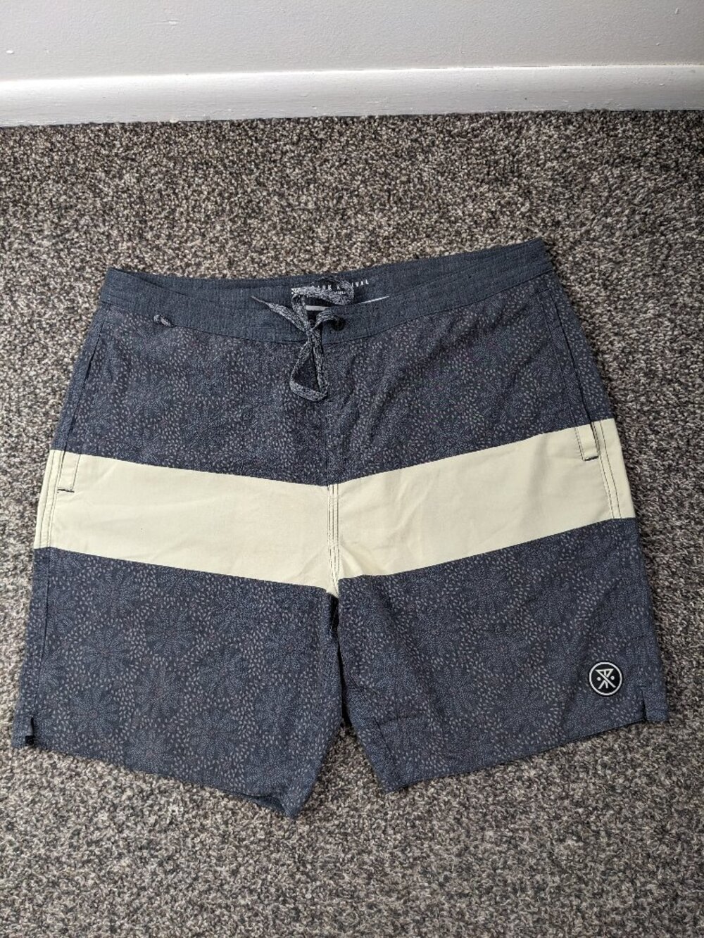 Roark Revival Board Shorts Chiller Floral Stretch Gray Mens Size 32